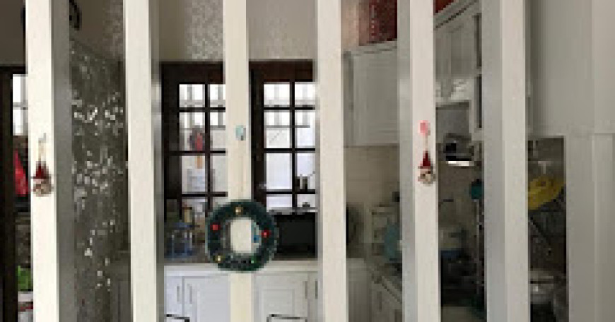 Bán gấp nhà KDC ven sông biệt thự Sadeco, DT 8x18m