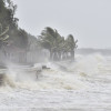 Bão Saola giật cấp 17 áp sát Biển Đông, di chuyển khó lường do thêm bão Haikui