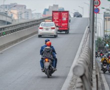 摩托車「搶佔」汽車道路問題難解決在越南